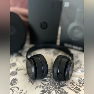 NEW w/ Box and Soft Case - Black Beats Solo3 Wireless On-Ear Headphones.